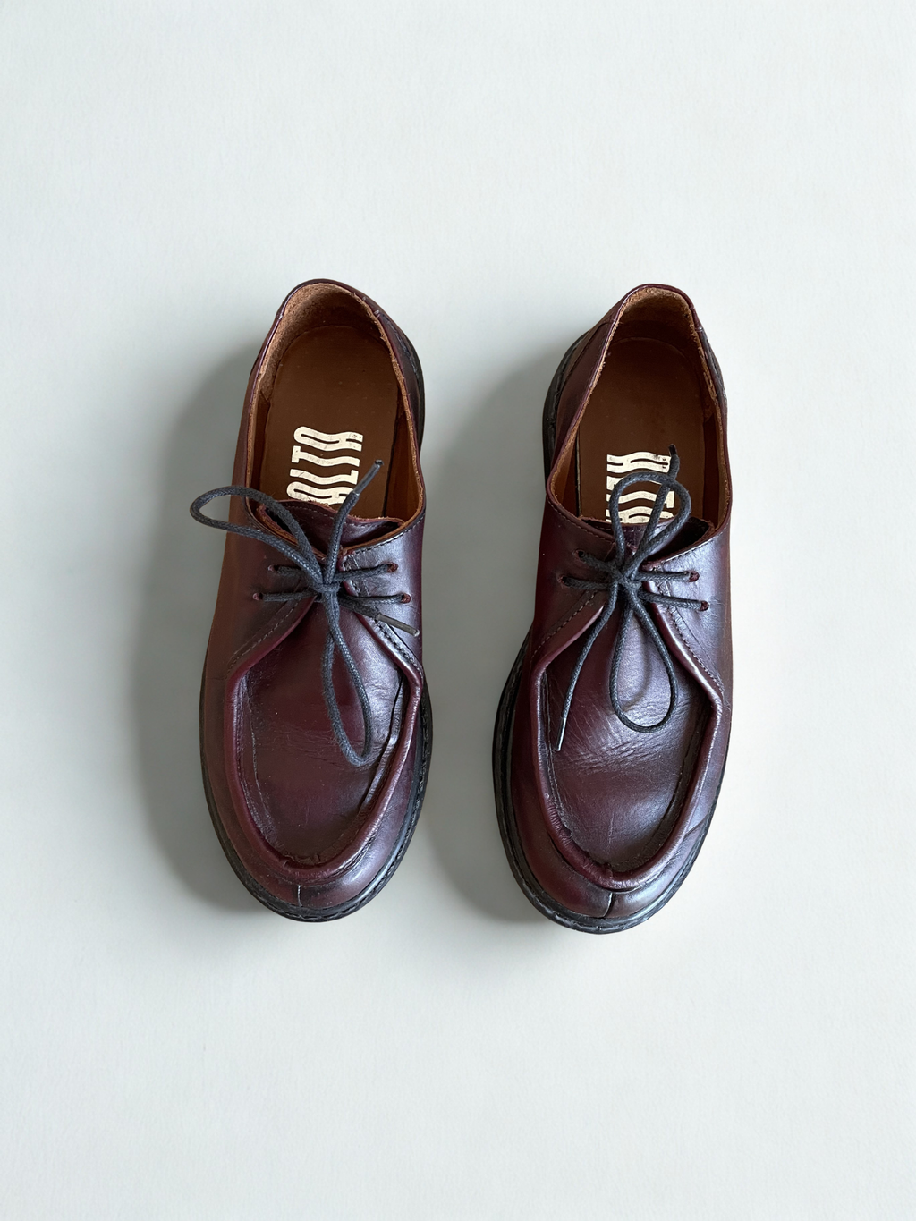 ESTILO MOCASÍN BURDEO CON DETALLES PINTADOS A MANO
