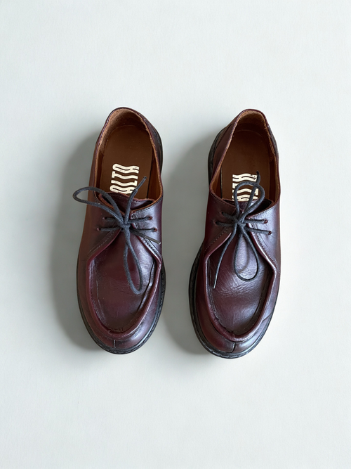 ESTILO MOCASÍN BURDEO CON DETALLES PINTADOS A MANO