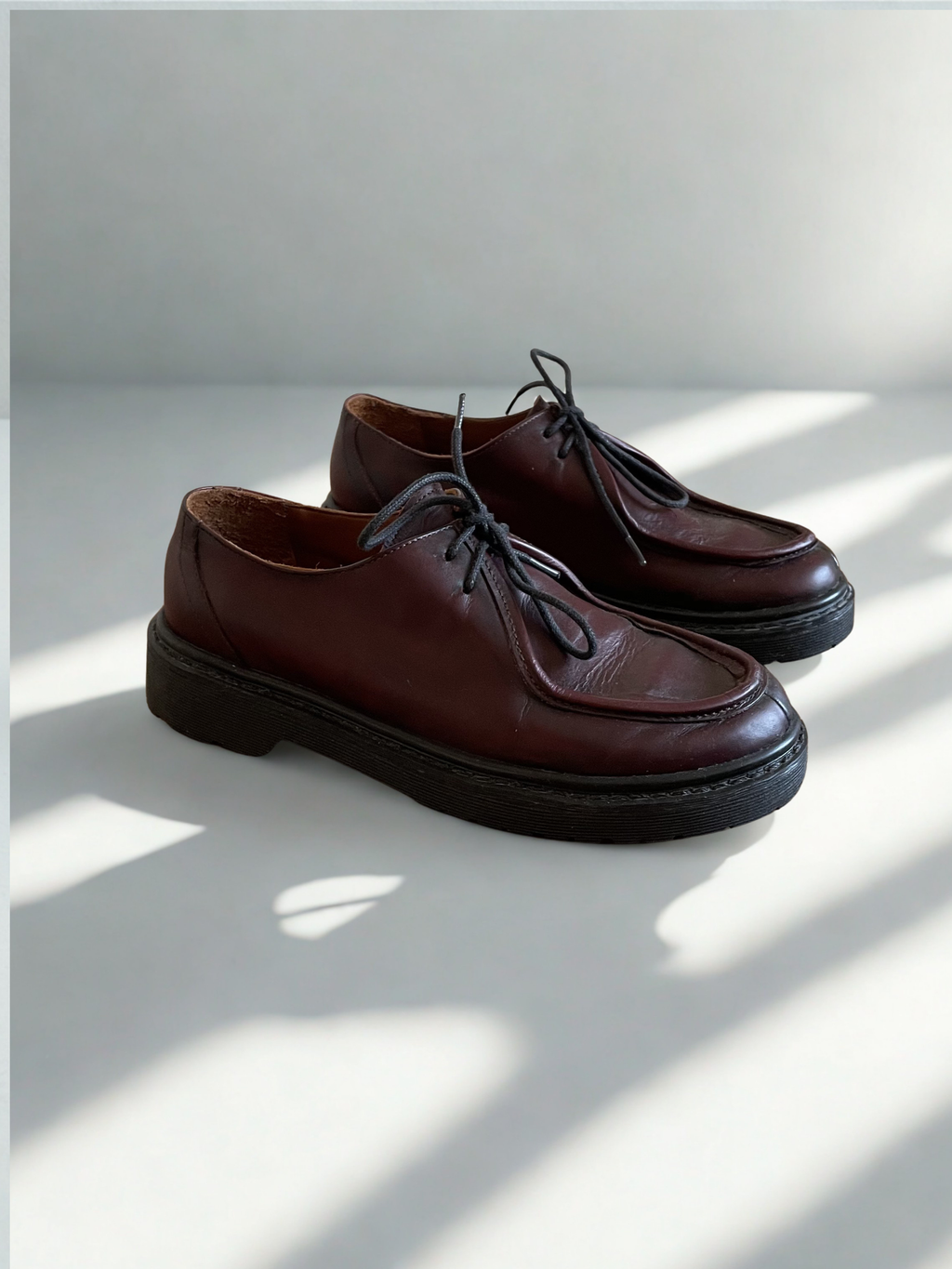 ESTILO MOCASÍN BURDEO CON DETALLES PINTADOS A MANO