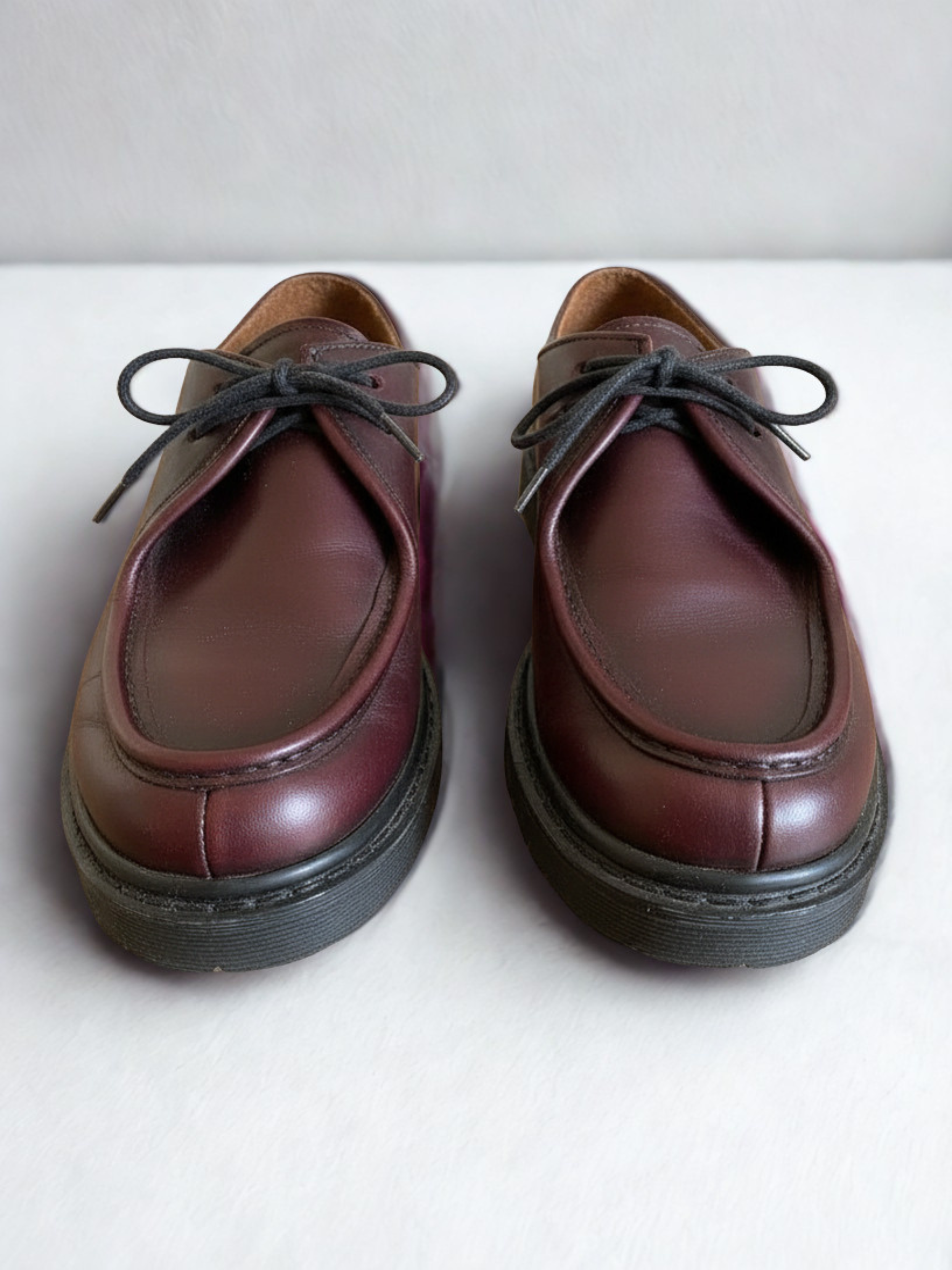 ESTILO MOCASÍN BURDEO CON DETALLES PINTADOS A MANO