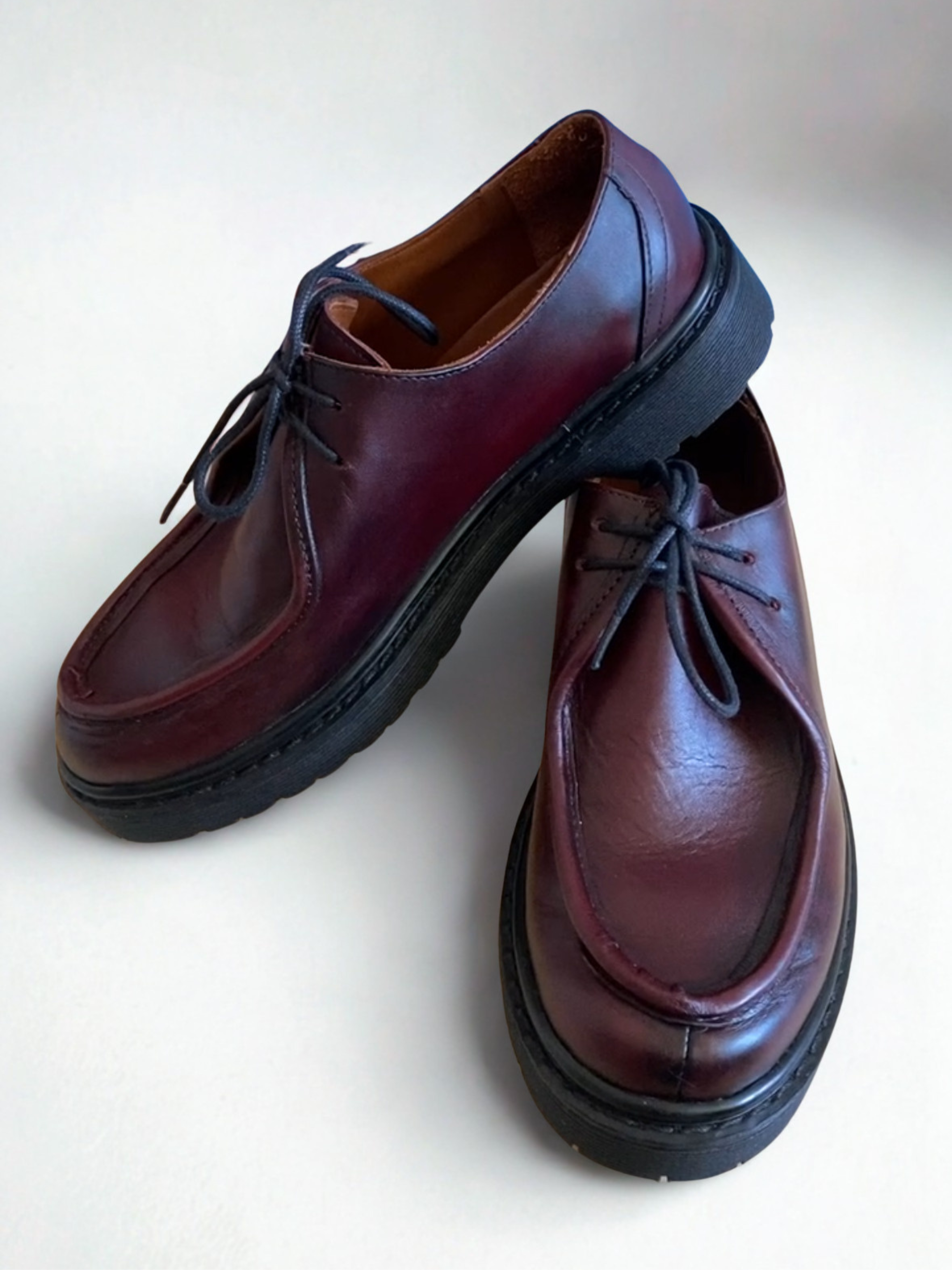 ESTILO MOCASÍN BURDEO CON DETALLES PINTADOS A MANO