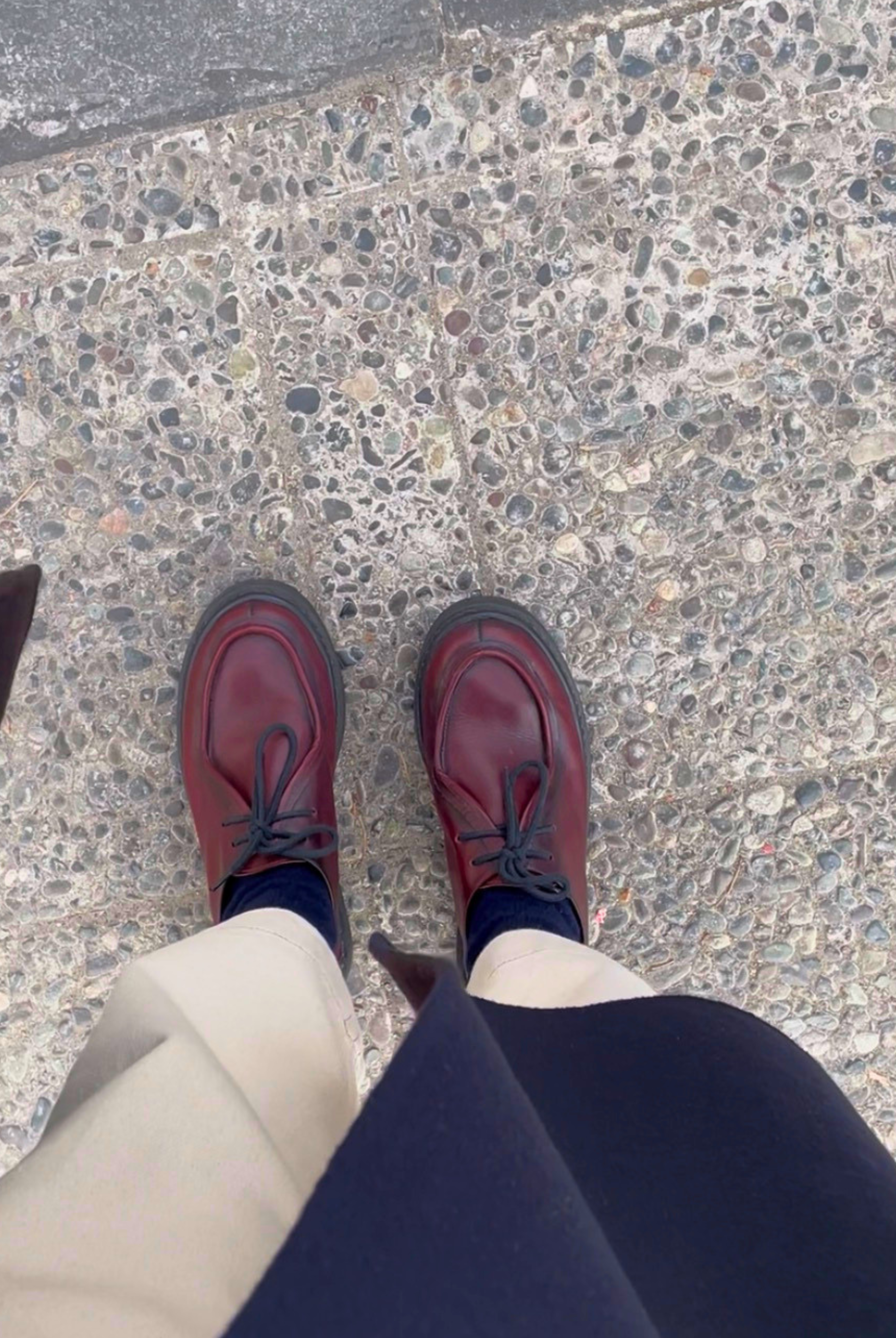 ESTILO MOCASÍN BURDEO CON DETALLES PINTADOS A MANO