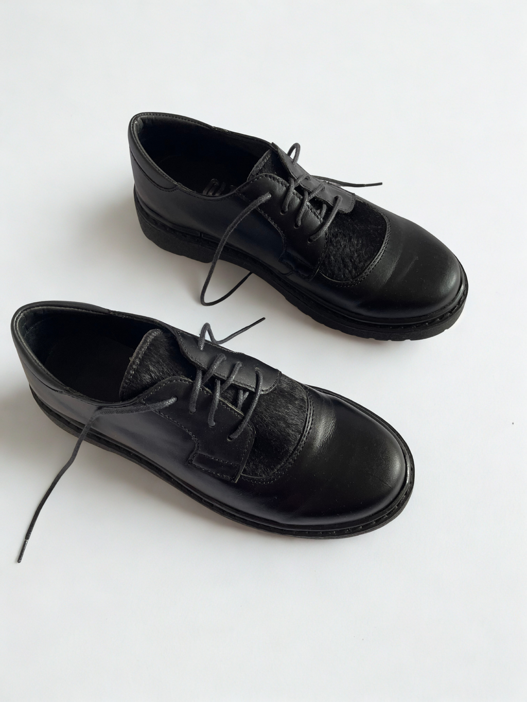 DERBY NEGRO CON APLICACIÓN DE PIEL