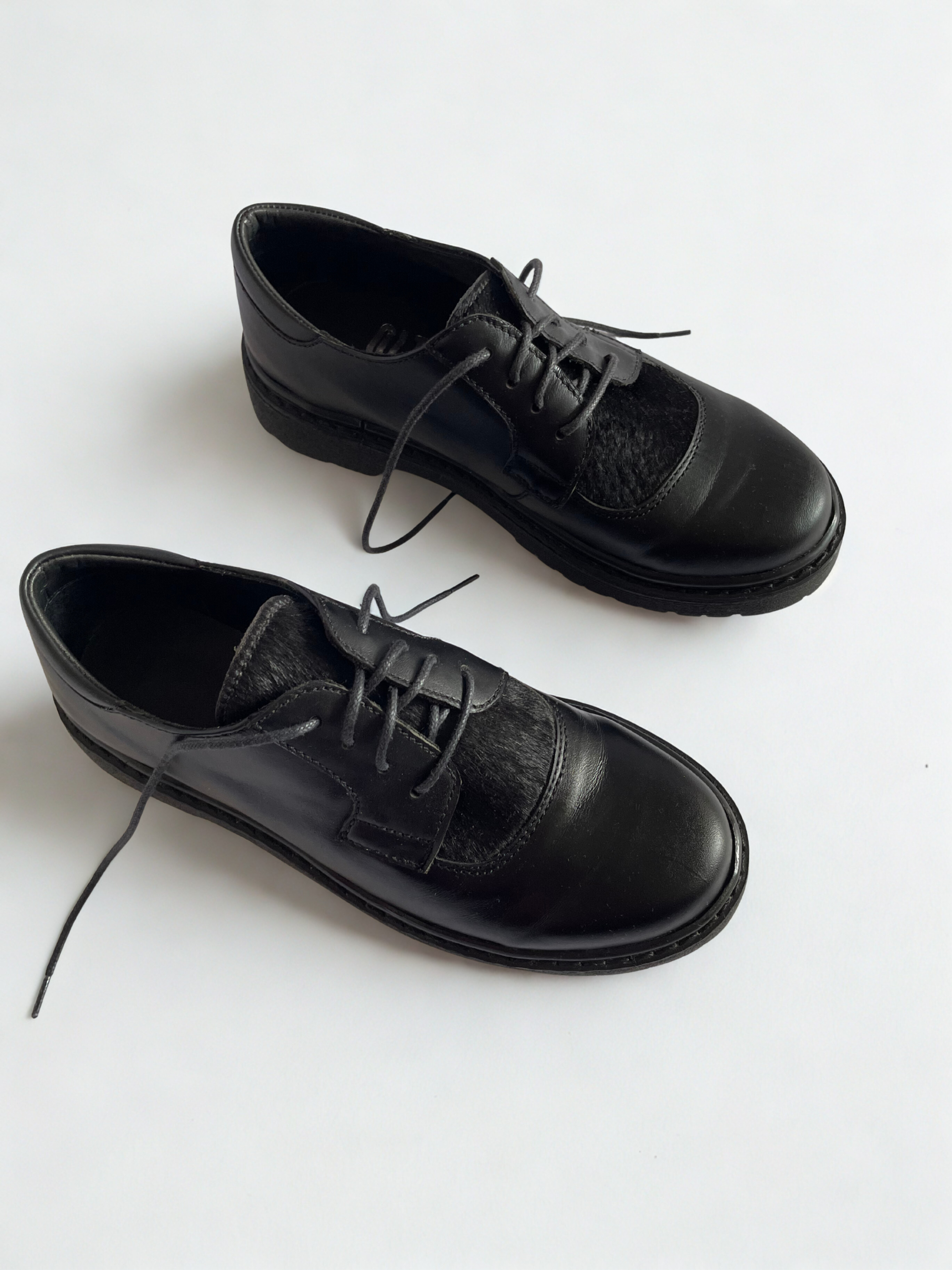 DERBY NEGRO CON APLICACIÓN DE PIEL
