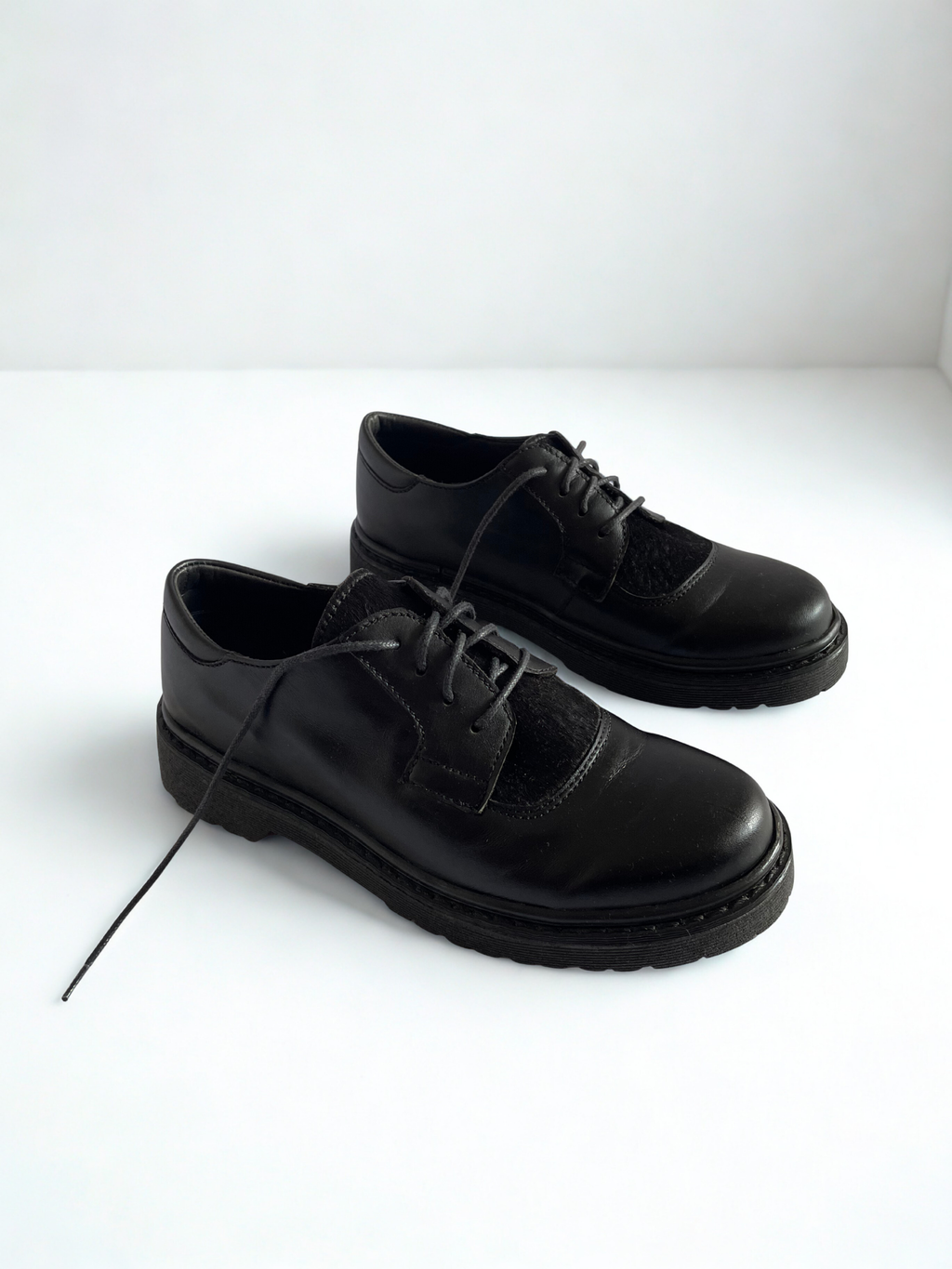 DERBY NEGRO CON APLICACIÓN DE PIEL